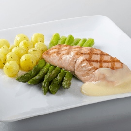 Saumon grillé à la sauce Hollandaise, asperges vertes et grenailles
